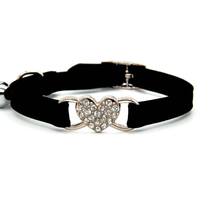Adjustable cat collar with dainty heart charm and safety design, featuring a colorful strap for a stylish pet accessory.