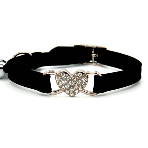 Adjustable cat collar with dainty heart charm and safety design, featuring a colorful strap for a stylish pet accessory.